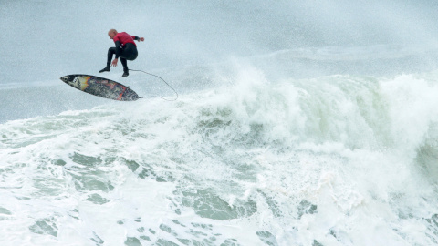 El australiano Justin Allport surfea unas olas durante el torneo de las duras aguas de Sydney, Australia. REUTERS/Jason Reed