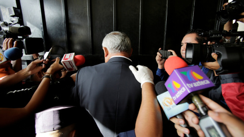 El expresidente de Guatemala Otto Perez Molina llega a la corte para enfrentarse a cargos de corrupción, conspiración, fraude y soborno en el Tribunal Supremo en la ciudad de Guatemala, Guatemala. REUTERS/Saul Martinez