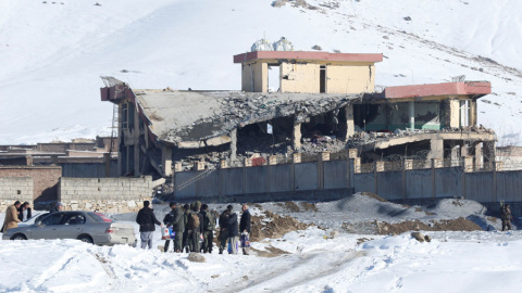 Varios hombres al lado del lugar del atentado en Maidan Wardak (Afganistán). REUTERS Varios hombres al lado del lugar del atentado en Maidan Wardak (Afganistán). REUTERS