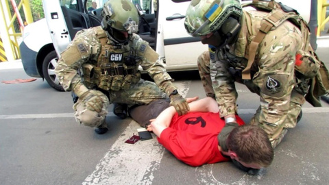 El sospechoso, en el momento de su detención. /REUTERS El sospechoso, en el momento de su detención. /REUTERS