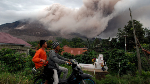 El Centro de Mitigación de Volcanes y Desastres Geológicos ha elevado el nivel de alerta después de que el volcán haya registrado seis erupciones de ceniza volcánica en su zona sureste con una altura de hasta dos kilómetros./ REUTERS