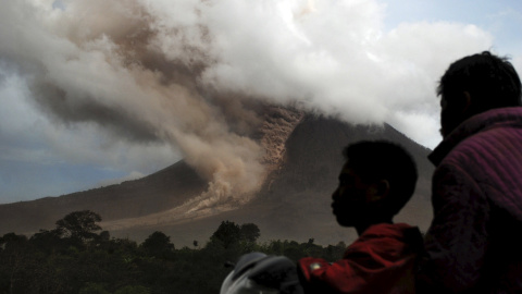 Por el momento no se han registrado víctimas, si bien los flujos piroclásticos del volcán mataron a catorce personas en febrero de 2014. El Sinabung es uno de los alrededor de 130 volcanes activos existentes en el país. En 2010, la erupción