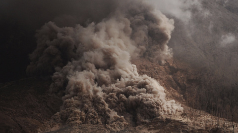 Ceniza expulsada por el Monte Sinabung, en Karo, Indonesia./ REUTERS