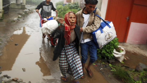 Varias personas son evacuadas del pueblo Kuta Tengah, en Karo, norte de la isla de Sumatra, Indonesia./ EFE / Rony Muharrman