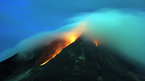 Fotografía de larga exposición que muestra lava fundida saliendo del crater del Monte Sinabung./ EFE / Dedi Sahputra