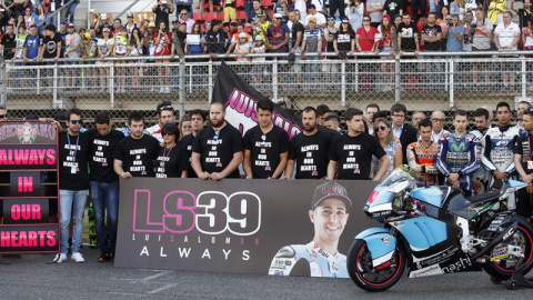 Los pilotos de todas las categorías, durante un minuto de silencio en memoria de Luis Salom. - EFE Los pilotos de todas las categorías, durante un minuto de silencio en memoria de Luis Salom. - EFE