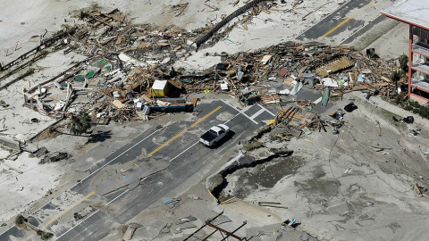 La foto aérea muestra los escombros de las casas destruidas bloqueando una carretera después de que el huracán Michael se estrellara contra la costa noroeste de Florida en Mexico Beach, Florida, EE. UU., 11 de octubre de 2018. Chris O'Meara