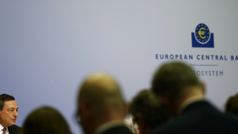 El presidente del BCE, Mario Draghi, en una rueda de prensa en la sede de la entidad en Fráncfort. REUTERS El presidente del BCE, Mario Draghi, en una rueda de prensa en la sede de la entidad en Fráncfort. REUTERS
