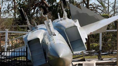 Un F-15A Eagle conservado dañado por el huracán Michael se representa en Callaway, Florida, EE. UU., 12 de octubre de 2018. REUTERS / Jonathan Bachman