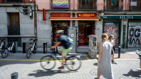 Varias personas pasean por una de las calles del barrio de Malasaña Varias personas pasean por una de las calles del barrio de Malasaña