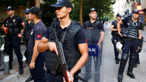 Agentes de la Policía turca vigilan en las calles cercanas a la residencia del religioso estadounidense Andrew Brunson, en Esmirta. REUTERS/Osman Orsal Agentes de la Policía turca vigilan en las calles cercanas a la residencia del religioso estadounidense Andrew Brunson, en Esmirta. REUTERS/Osman Orsal