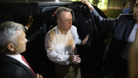 El religioso estadounidense Andrew Brunson, a su llegada al aeropuerto de Esmirna, tras ser puesto en libertad por la justicia turca. EFE/EPA/TOLGA BOZOGLU El religioso estadounidense Andrew Brunson, a su llegada al aeropuerto de Esmirna, tras ser puesto en libertad por la justicia turca. EFE/EPA/TOLGA BOZOGLU