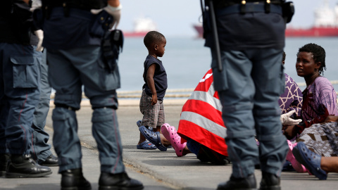 Inmigrantes tras desembarcar de un buque de la ONG Médicos Sin Fronteras ( MSF ) en el puerto siciliano de Augusta, Italia.- REUTERS / Antonio Parrinello