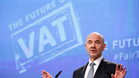El comisario de Asuntos Económicos y Monerarios, Pierre Moscovici, explica en rueda de prensa las propuestas de la Comisión Europea para la reforma de la ley del IVA. REUTERS/Francois Lenoir El comisario de Asuntos Económicos y Monerarios, Pierre Moscovici, explica en rueda de prensa las propuestas de la Comisión Europea para la reforma de la ley del IVA. REUTERS/Francois Lenoir