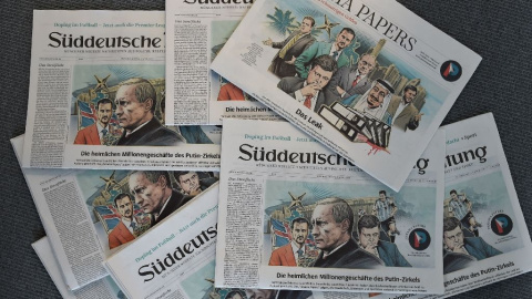 Varios ejemplares del periódico alemán Sueddeutsche Zeitung con portadas sobre la investigación de los 'papeles de Panamá'. AFP/ Christof Stache
