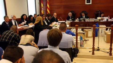 Los acusados al comienzo  del juicio por el caso Stroika de Manresa.
