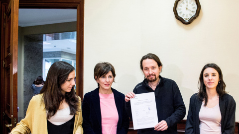 De izquierda a derecha: Ione Belarra, Yolanda Díaz, Pablo Iglesias e Irene Montero, en el Registro del Congreso, para< entregar su Proposición no de Ley para instar al Gobierno a celebrar un debate de estado de la Nación.EFE/Podemos/ Dani De izquierda a derecha: Ione Belarra, Yolanda Díaz, Pablo Iglesias e Irene Montero, en el Registro del Congreso, para< entregar su Proposición no de Ley para instar al Gobierno a celebrar un debate de estado de la Nación.EFE/Podemos/ Dani