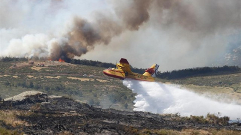 Un hidroavión arroja agua en la zona afectada por los incendios de Miraflores y La Granja. Comunidad de Madrid Un hidroavión arroja agua en la zona afectada por los incendios de Miraflores y La Granja. Comunidad de Madrid