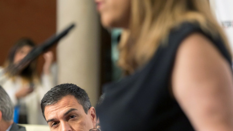 La presidenta de la Junta de Andalucía, Susana Díaz, presenta en el Desayuno Informativo que tiene lugar esta mañana en Sevilla al secretario general del PSOE y candidato a la Presidencia del Gobierno de España, Pedro Sánchez. EFE/Julio Muñ