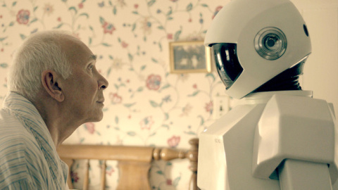 06/08/2019 - Fotograma de la película Robot & Frank (2012). Las personas tratan a los robots como seres vivos pese a saber que son máquinas.