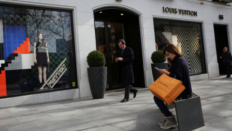 La tienda de la firma de lujo Luois Vuitton, en la llamada 'Milla de Oro' de Madrid. REUTERS La tienda de la firma de lujo Luois Vuitton, en la llamada 'Milla de Oro' de Madrid. REUTERS