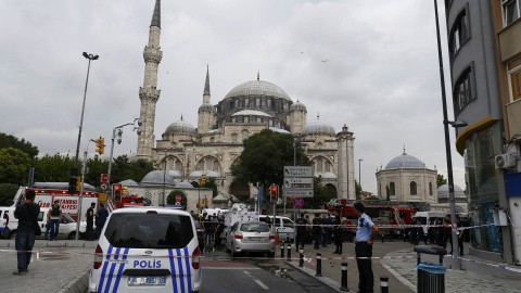 La policía acordona la zona cercana al lugar del ataque, en el centro de Estambul. REUTERS/Osman Orsal