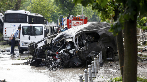 Una furgoneta destruida cerca del autobús de la policía turca, blanco del ataque bomba. REUTERS / Osman Orsal