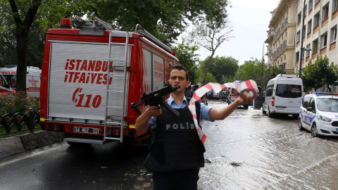 Un oficial de policía asegura el área cerca del lugar donde se ha producido el ataque bomba. REUTERS/Osman Orsal