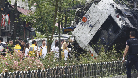 Personas se concentran junto al autobús de la policía turca. REUTERS / Osman Orsal