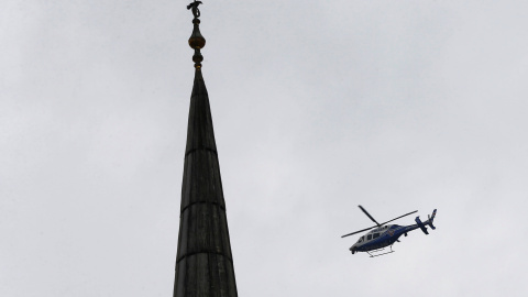 Un helicóptero de la policía sobrevuela la zona del atentado, en el centro de Estambul. REUTERS/Osman Orsal