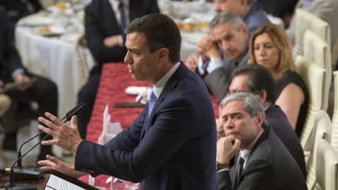 El secretario general del PSOE y candidato a la Presidencia del Gobierno de España, Pedro Sánchez, durante su intervención en un Desayuno Informativo en Sevilla, siendo presentado por presidenta de la Junta de Andalucía, Susana Díaz. EFE/Ju El secretario general del PSOE y candidato a la Presidencia del Gobierno de España, Pedro Sánchez, durante su intervención en un Desayuno Informativo en Sevilla, siendo presentado por presidenta de la Junta de Andalucía, Susana Díaz. EFE/Ju