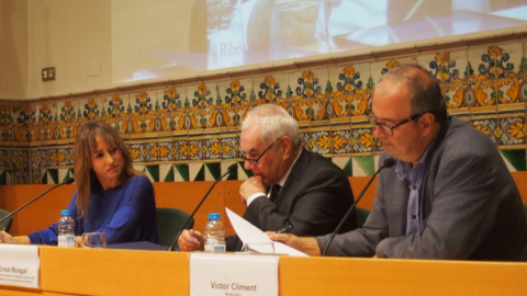 Ana Pardo de Vera, Ernest Maragall i Víctor Climent en col·loqui a la seu de l'Institut d'Estudis Catalans / Queralt Castillo Cerezuela Ana Pardo de Vera, Ernest Maragall i Víctor Climent en col·loqui a la seu de l'Institut d'Estudis Catalans / Queralt Castillo Cerezuela