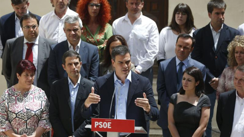 El secretario general del PSOE, Pedro Sánchez, junto a la secretaria de Política Municipal socialista. EFE/Juan Carlos Hidalgo El secretario general del PSOE, Pedro Sánchez, junto a la secretaria de Política Municipal socialista. EFE/Juan Carlos Hidalgo