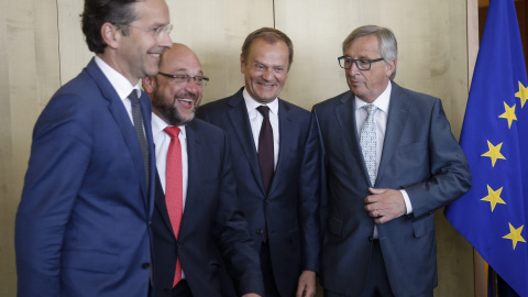 El presidente del Eurogrupo, Jeroen Dijsselbloem, el del Parlamento Europeo, Martin Schulz, el del Consejo Europeo, Donald Tusk, y el de la Comisión Europea, Jean-Claude Juncker, tras un almuerzo de trabajo en Buselas. EFE/Olivier Hoslet El presidente del Eurogrupo, Jeroen Dijsselbloem, el del Parlamento Europeo, Martin Schulz, el del Consejo Europeo, Donald Tusk, y el de la Comisión Europea, Jean-Claude Juncker, tras un almuerzo de trabajo en Buselas. EFE/Olivier Hoslet