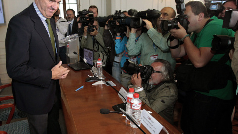 El ministro de Economia, Luis de Guindos, antes de su intervención en un curs en la UMIP. EFE/Esteban Cobo El ministro de Economia, Luis de Guindos, antes de su intervención en un curs en la UMIP. EFE/Esteban Cobo