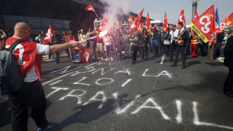 Huelguistas del aeropuerto francés de Roissy portan banderas del sindicado galo CGT durante una manifestación contra la reforma laboral cerca de París, Francia.REUTERS/Philippe Wojazer