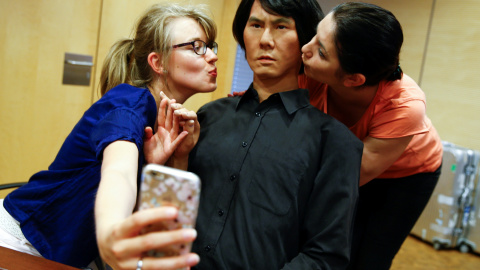 Empleados de la alemana Metro AG se toman un "selfie" con HI-4 un robot humanoide, en Dusseldorf, Alemania. REUTERS/Wolfgang Ratta