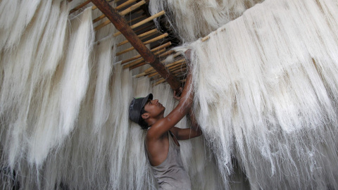 Un trabajador cuelga hebras de fideos, una especialidad comida durante el mes de ayuno del Ramadán, en una fábrica en Allahabad , India. REUTERS / Jitendra Prakash