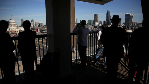 Varias personas en el mirador de la torre del museo Tate Modern, a orillas del Támesis, en Londres. REUTERS / Neil Hall Varias personas en el mirador de la torre del museo Tate Modern, a orillas del Támesis, en Londres. REUTERS / Neil Hall