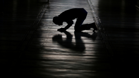 Un musulmán reza en Jama Masjid, la Gran Mezquita de Delhi, India. REUTERS/Adnan Abidi