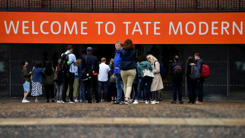 Cola de visitantes que esperan para entrar en el museo Tate Modern, a orillas del Támesis, en Londres. EFE/EPA/NEIL HALL Cola de visitantes que esperan para entrar en el museo Tate Modern, a orillas del Támesis, en Londres. EFE/EPA/NEIL HALL