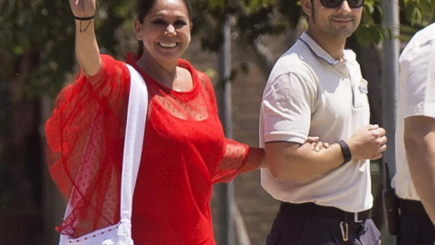 Isabel Pantoja sale de prisión acompañada de su hermano Agustín Pantoja. EFE Isabel Pantoja sale de prisión acompañada de su hermano Agustín Pantoja. EFE