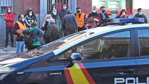 Un grupo de personas se concentra en Segovia para impedir que agentes de la Policía Nacional y Local efectúen un desahucio. Foto de archivo. Un grupo de personas se concentra en Segovia para impedir que agentes de la Policía Nacional y Local efectúen un desahucio. Foto de archivo.