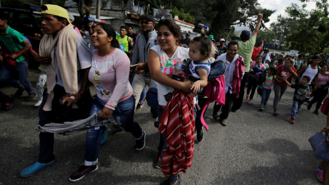 Algunas de las familias migrantes hondureños cruzan la frontera de Guatemala su se marcha hacia EEUU, huyendo de la violencia y pobreza que azota el país centroamericano. REUTERS/Jorge Cabrera Algunas de las familias migrantes hondureños cruzan la frontera de Guatemala su se marcha hacia EEUU, huyendo de la violencia y pobreza que azota el país centroamericano. REUTERS/Jorge Cabrera