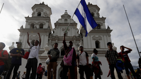 Migrantes hondureños que viajan hacia Estados Unidos visitan la Basílica de Esquipulas (Guatemala) y oran para pedir protección antes de continuar su viaje hacia la frontera entre Guatemala y México. EFE/Esteban Biba Migrantes hondureños que viajan hacia Estados Unidos visitan la Basílica de Esquipulas (Guatemala) y oran para pedir protección antes de continuar su viaje hacia la frontera entre Guatemala y México. EFE/Esteban Biba