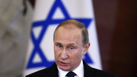 Vladimir Putin durante una rueda de prensa en Moscú con una bandera de Israel detrás. - REUTERS Vladimir Putin durante una rueda de prensa en Moscú con una bandera de Israel detrás. - REUTERS