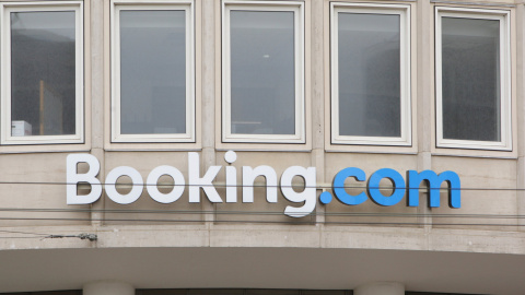 El logo de Booking en la fachada de su sede en Ámsterdam. REUTERS El logo de Booking en la fachada de su sede en Ámsterdam. REUTERS