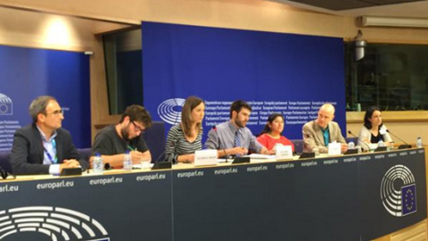 Rueda de prensa en el Parlamento Europeo de los eurodiputados de IU, Podemos y Compromís, y de los activistas de No Somos Delito contra la ley mordaza. IU TWITTER