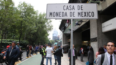 Vista de una señal de ubicación frente a la Casa de Moneda en el céntrico Paseo de la Reforma de la Ciudad de México. EFE/Mario Guzmán
