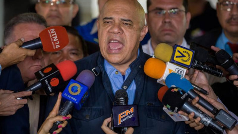El secretario general de la coalición opositora Mesa de Unida Democrática (MUD), Jesús Torrealba, habla a la prensa en el Consejo Nacional Electoral (CNE). / MIGUEL GUTIÉRREZ (EFE) El secretario general de la coalición opositora Mesa de Unida Democrática (MUD), Jesús Torrealba, habla a la prensa en el Consejo Nacional Electoral (CNE). / MIGUEL GUTIÉRREZ (EFE)